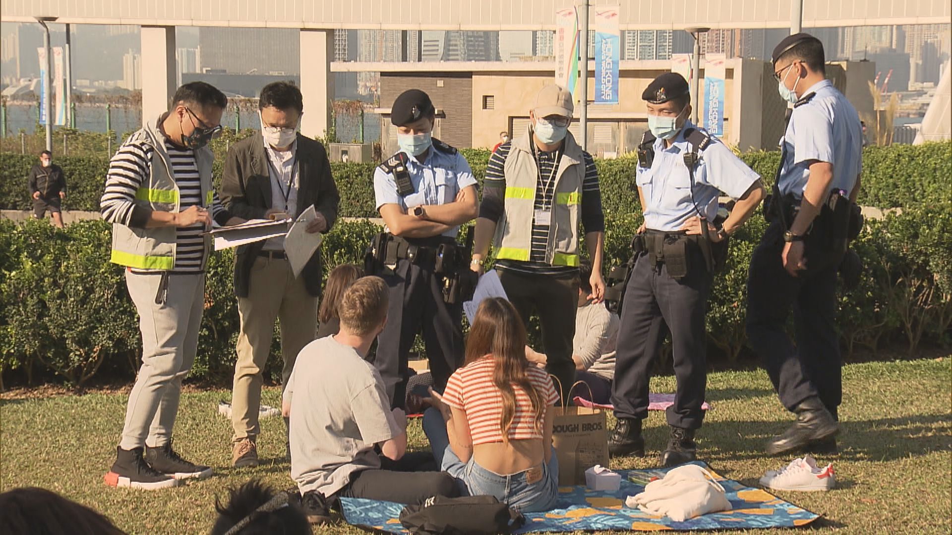 多個執法部門添馬公園巡查　向涉違防疫規例人士發告票