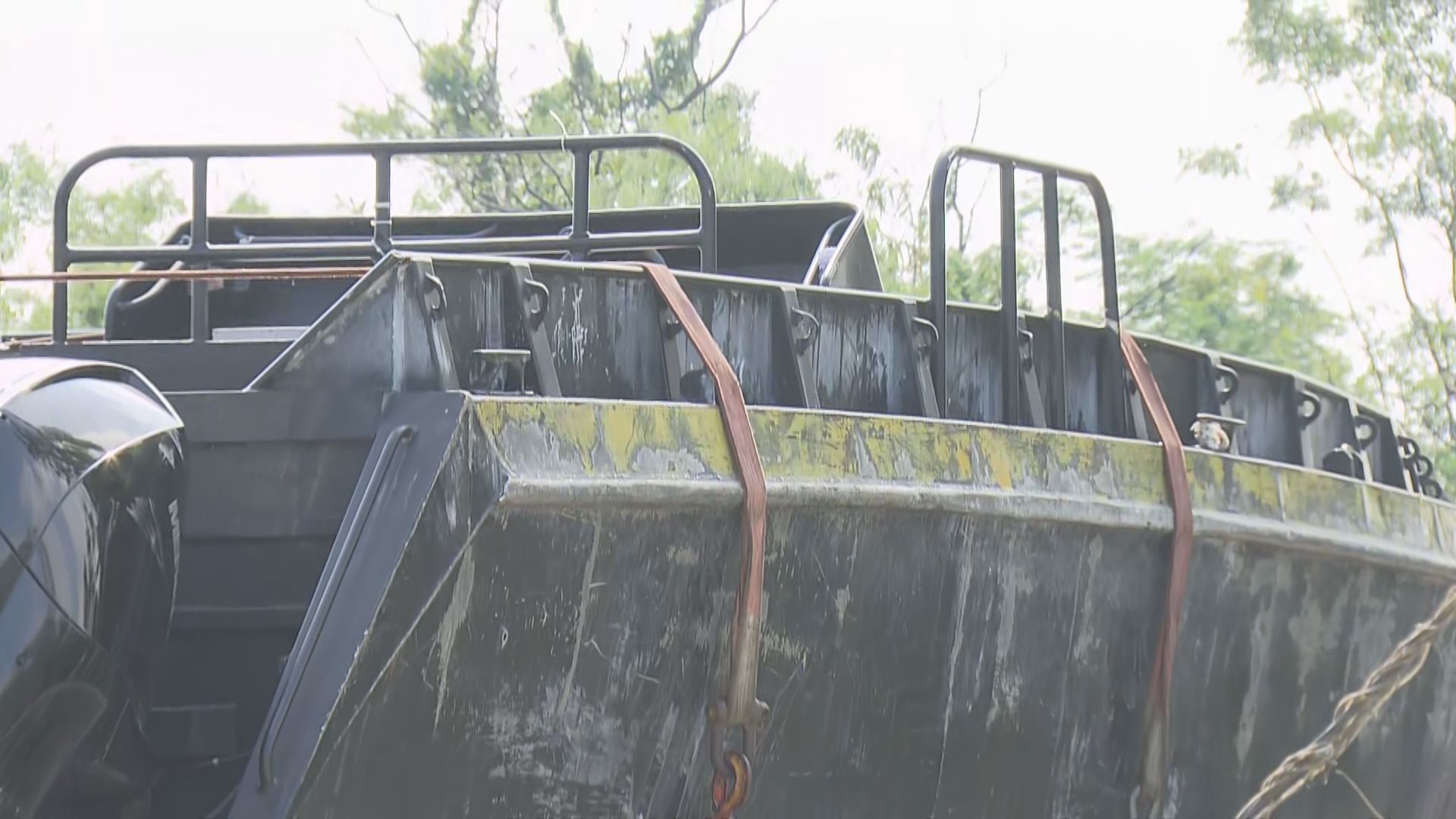 警方屯門龍鼓灘檢4艘懷疑走私用快艇