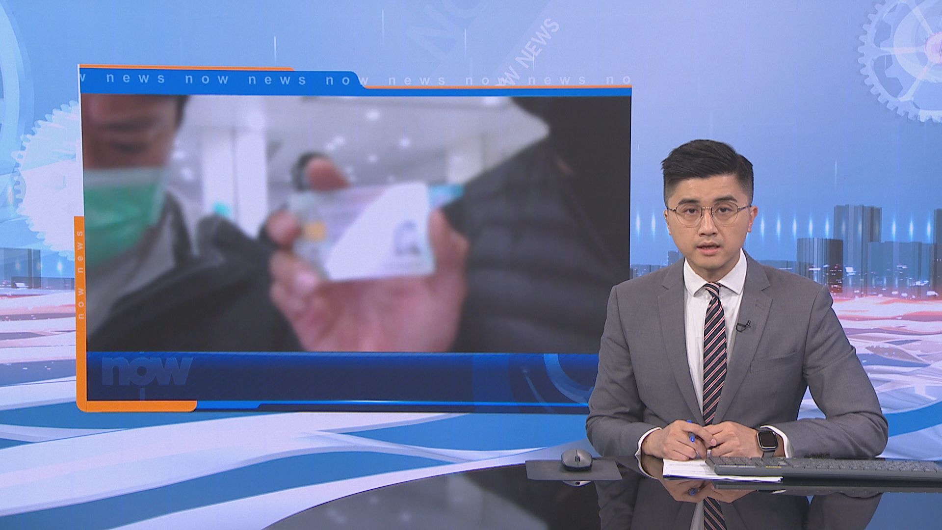 立場新聞記者質疑警員刻意鏡頭前展示身份證