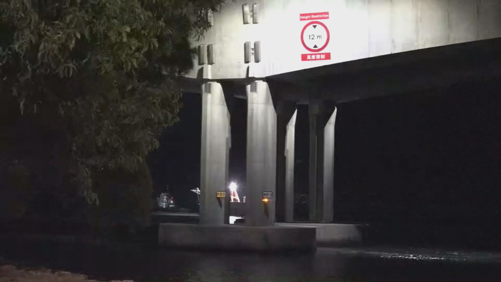 水警氣墊船意外撞向港珠澳大橋橋躉