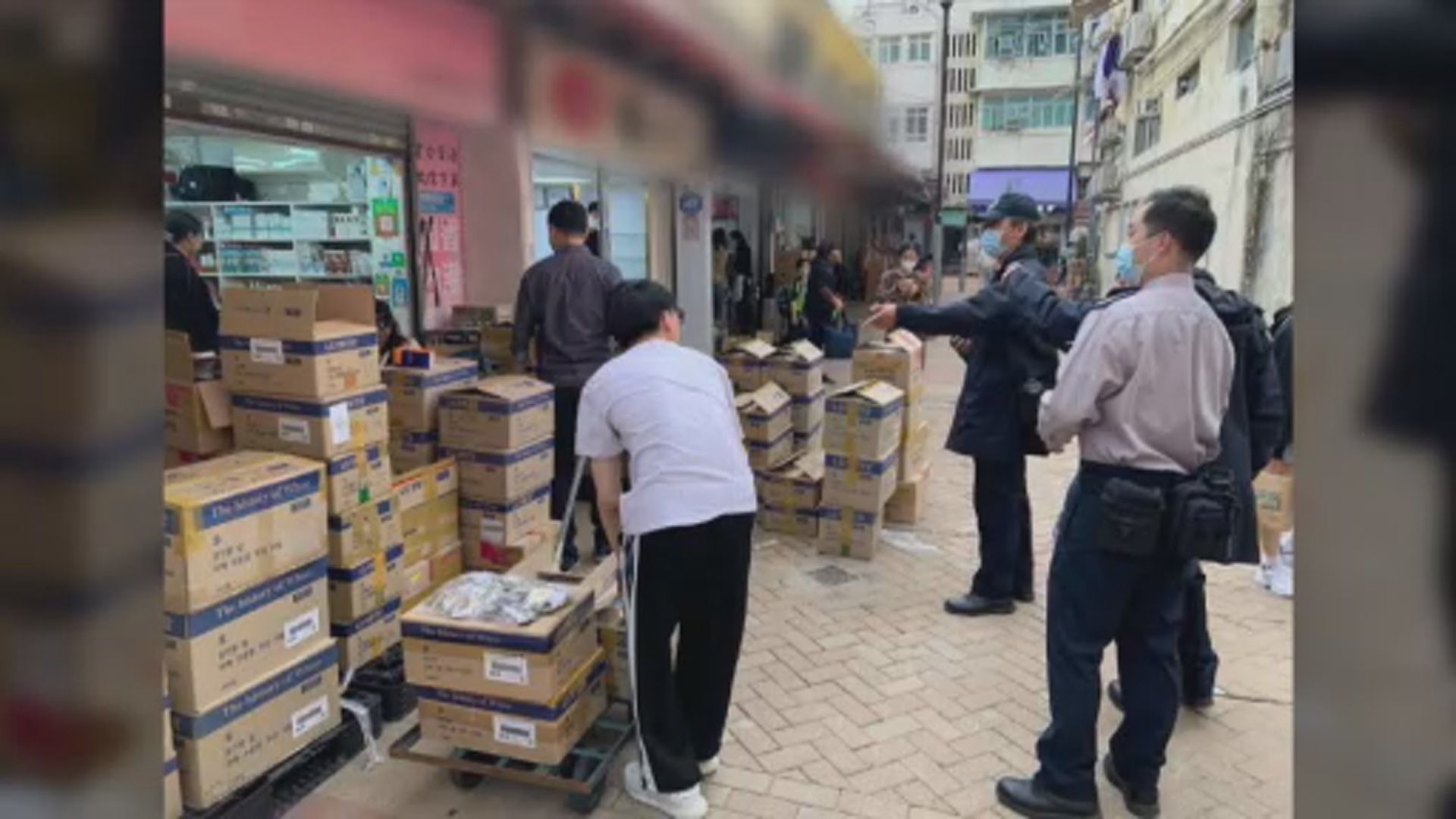 警方及食環署等跨部門一連兩日打擊違法水貨活動