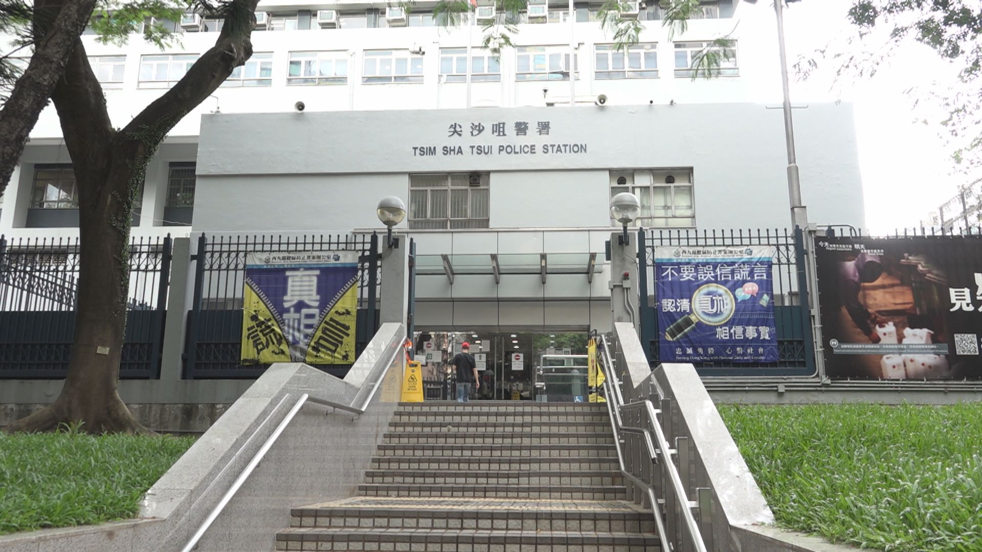 休班警涉偷電話被捕及停職