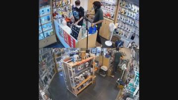 屯門良景邨商場非華裔男子行劫　斬傷店舖負責人　被捕