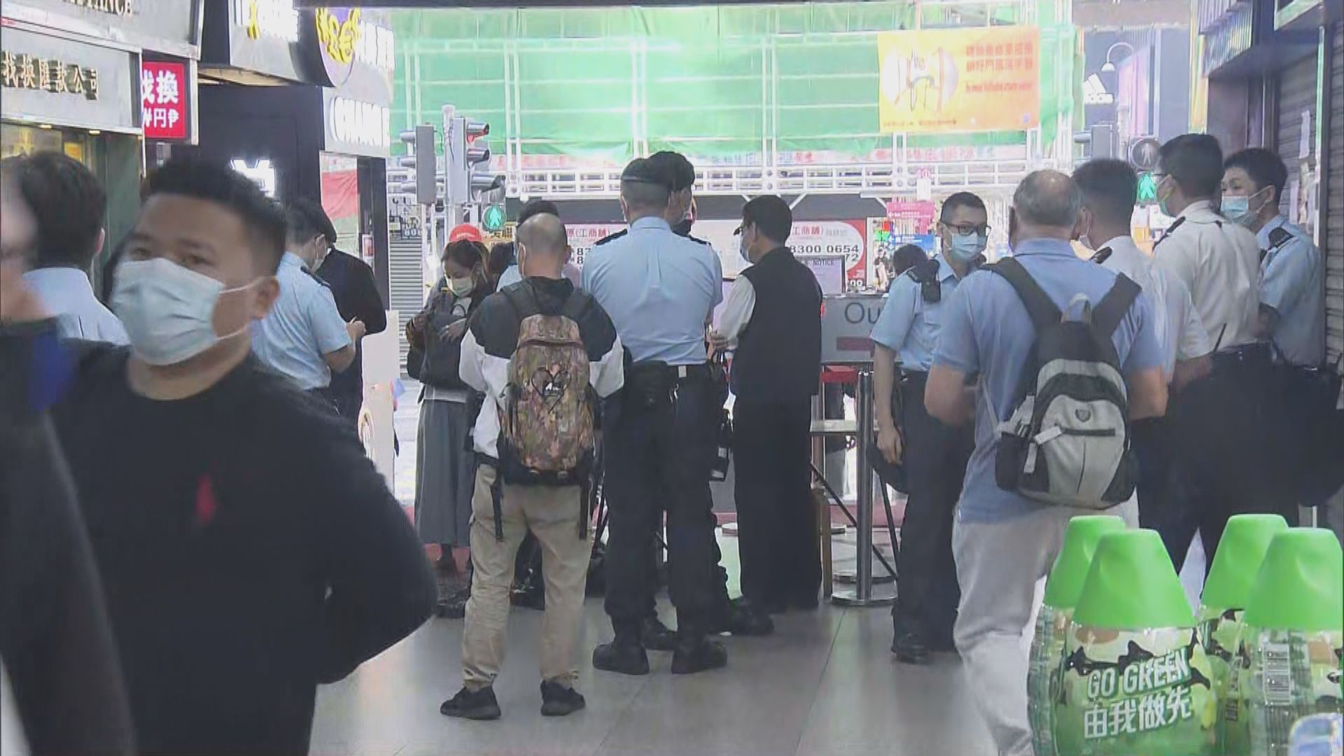 警方重慶大廈打擊逾期居留