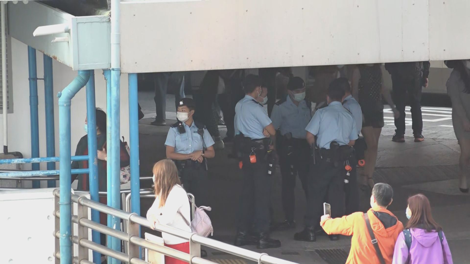 天星碼頭附近有警員在場戒備　架起鐵馬預備應付人流