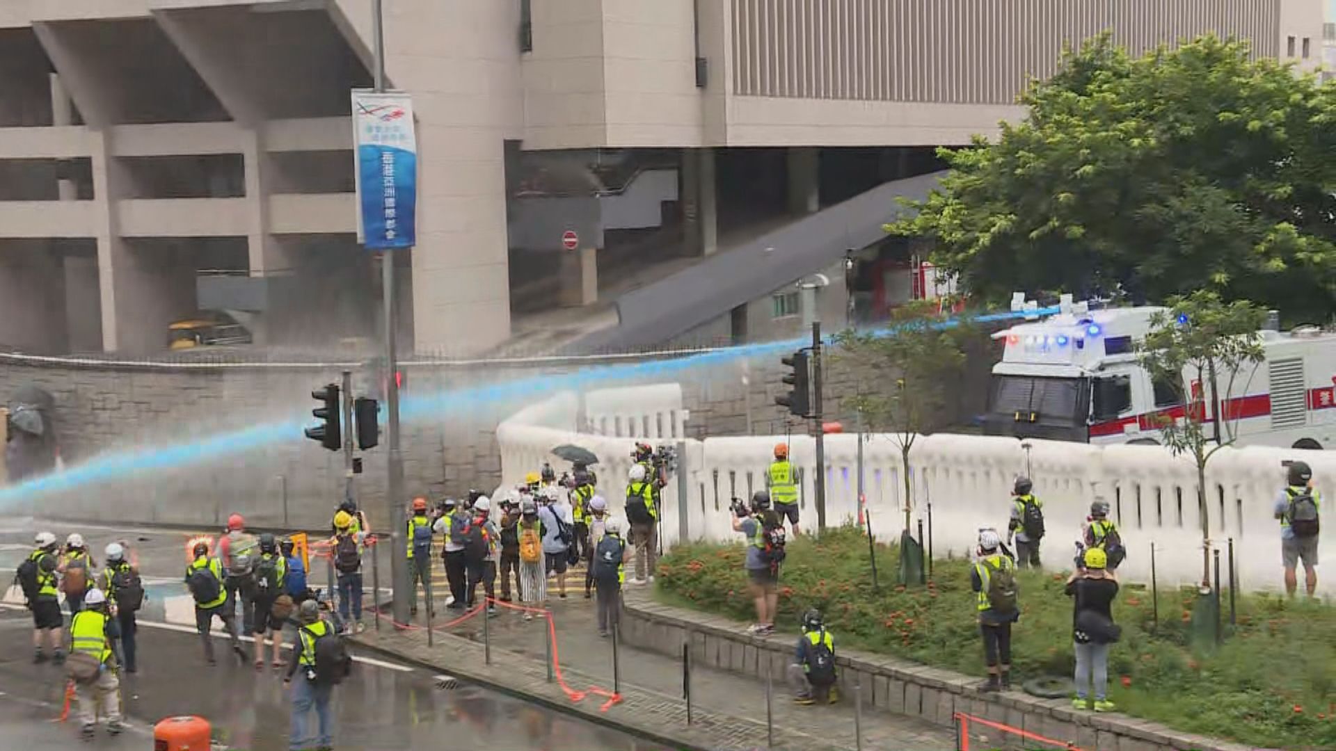 鄧炳強：今年將添置小型水炮車　用於狹窄街道