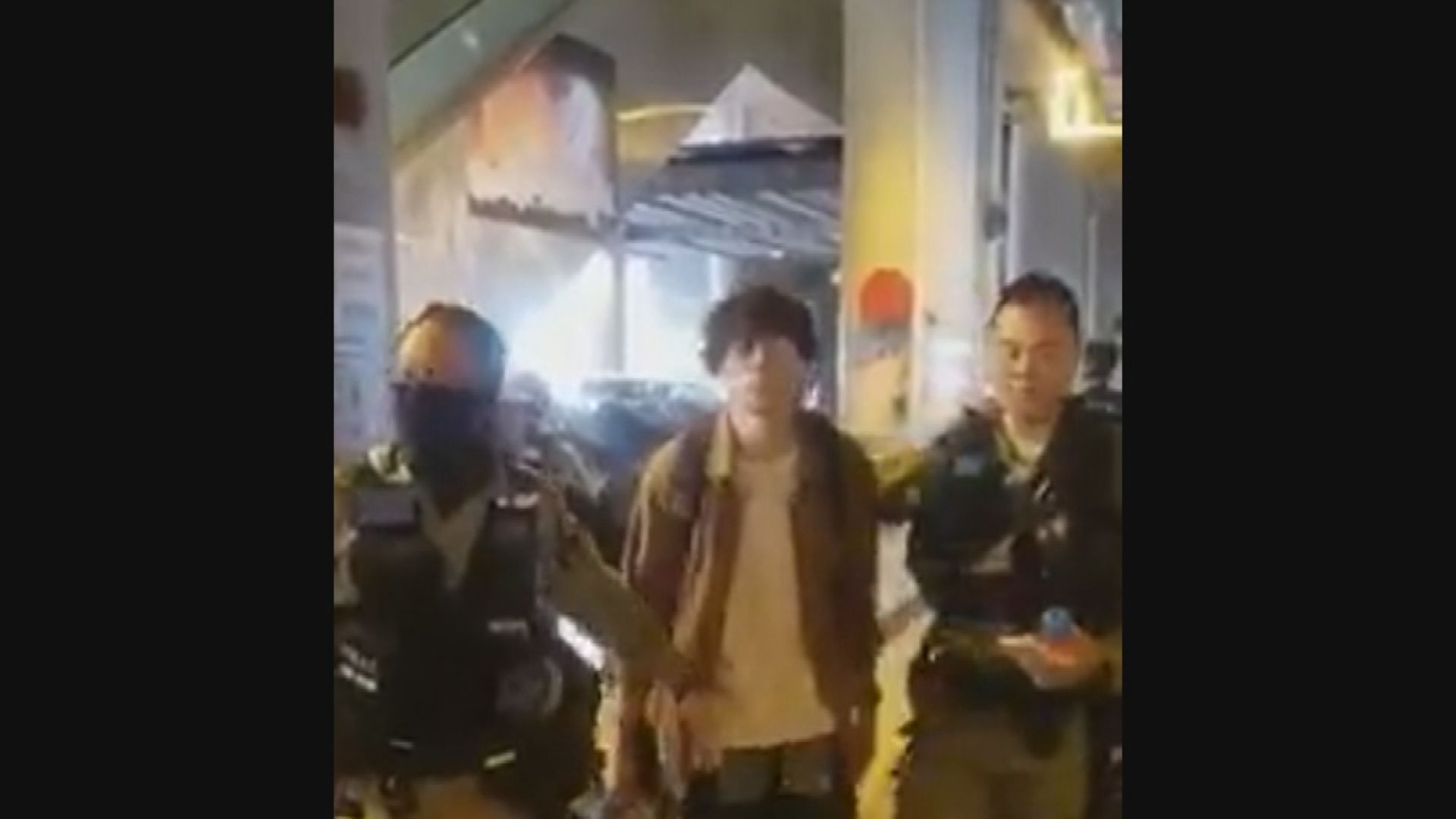 警員元朗連儂牆附近票控男子張貼海報