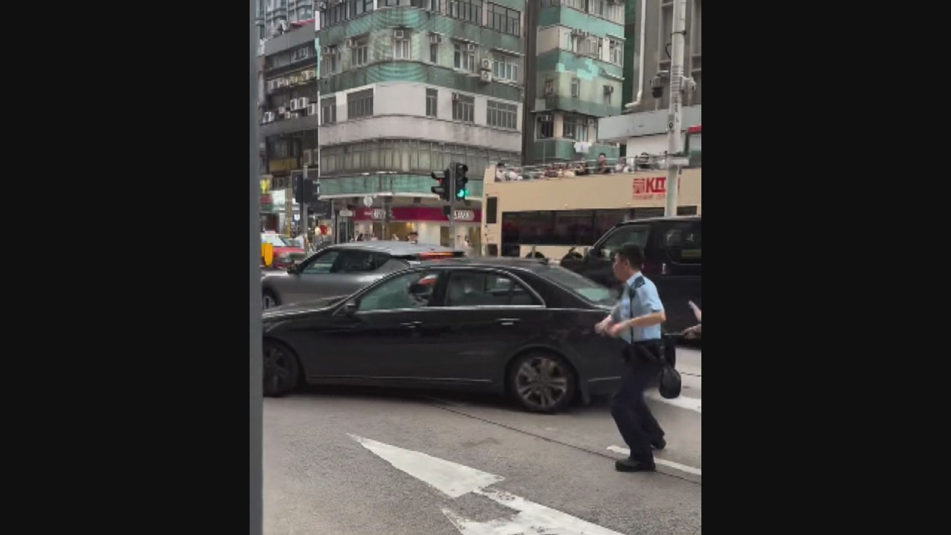 油麻地私家車逃避截查　連撞多車