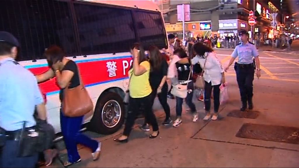 警方元朗破無牌酒吧拘24人