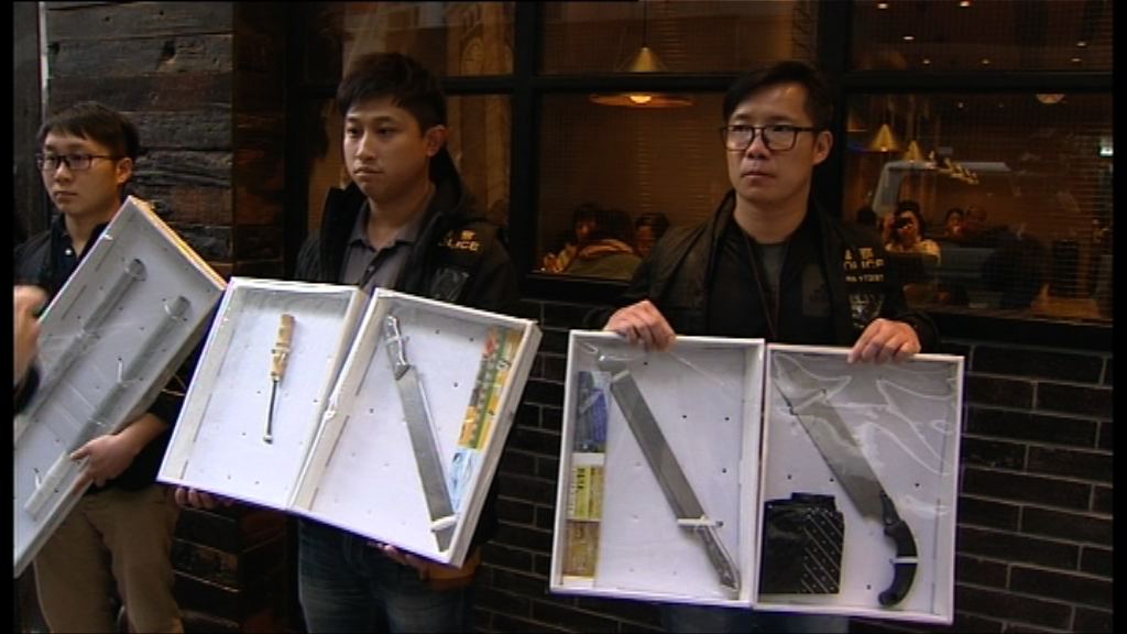 警方尖沙咀酒吧檢獲毒品及武器　拘29人