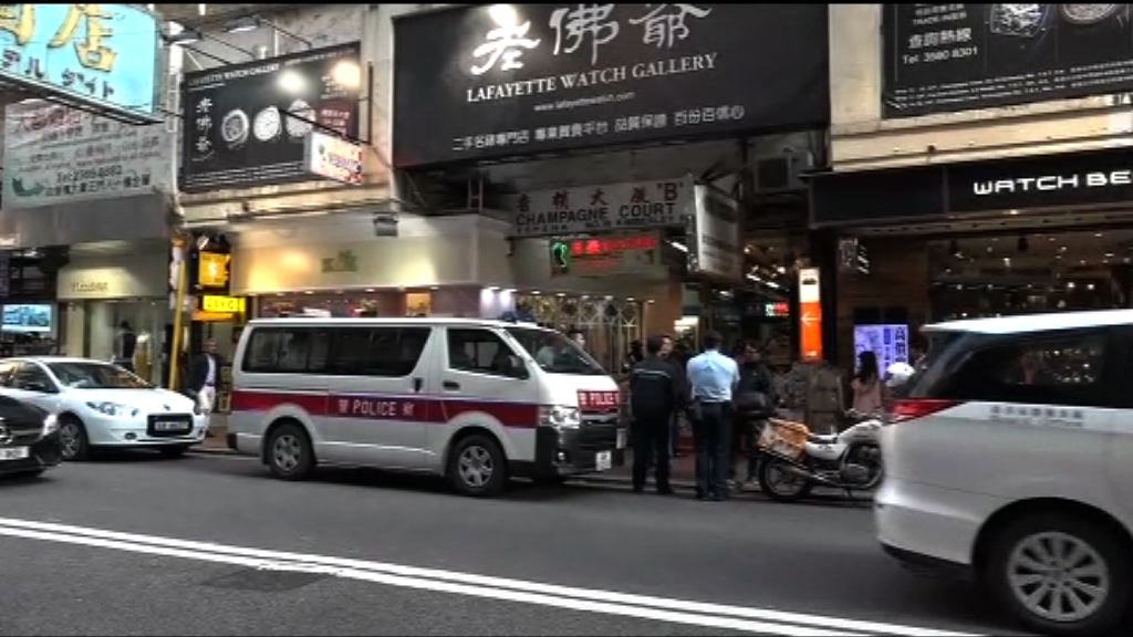 警方搜查香檳大廈拘兩男一女