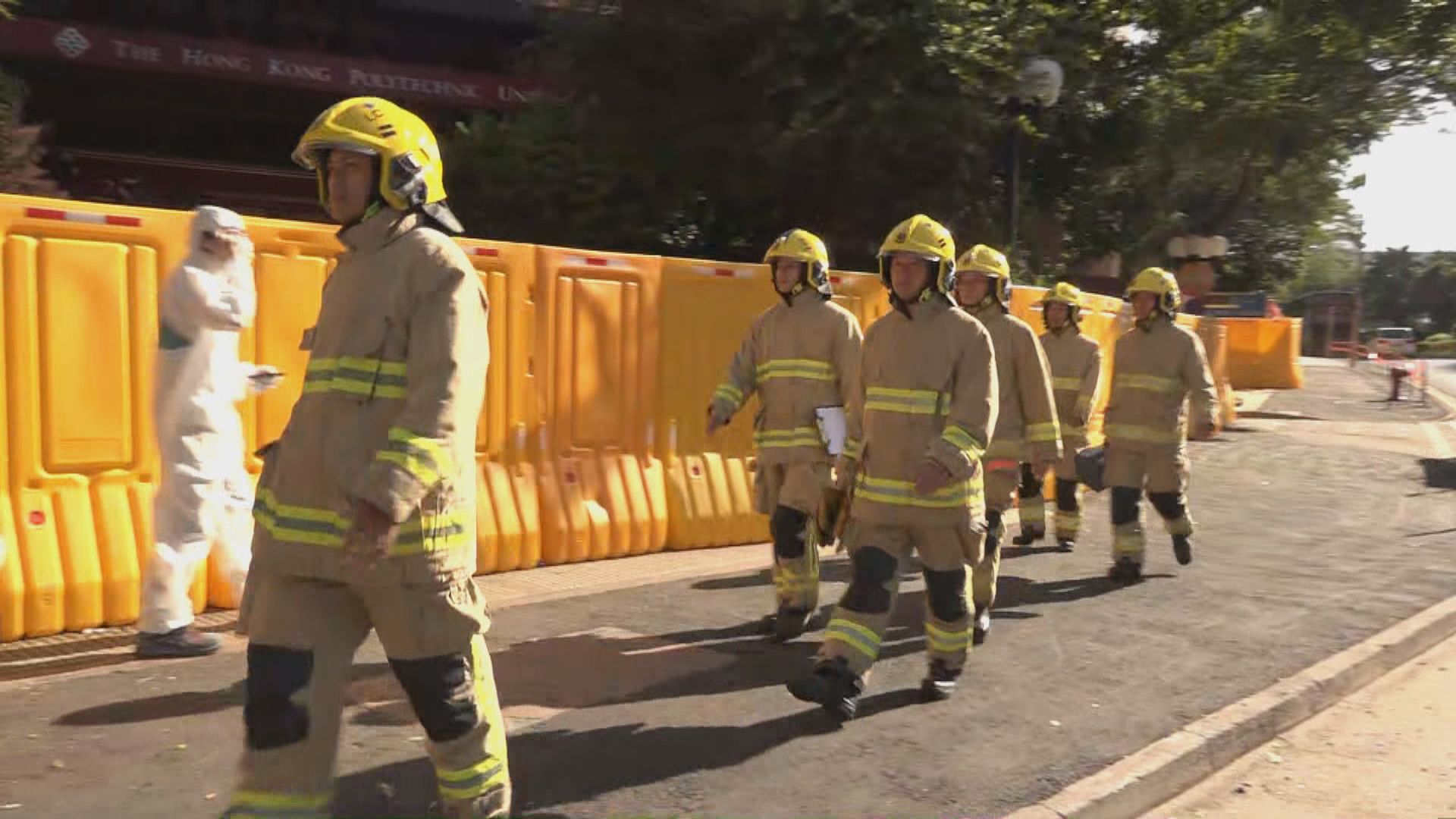 周日再發現汽油彈　消防及清潔人員進入理大