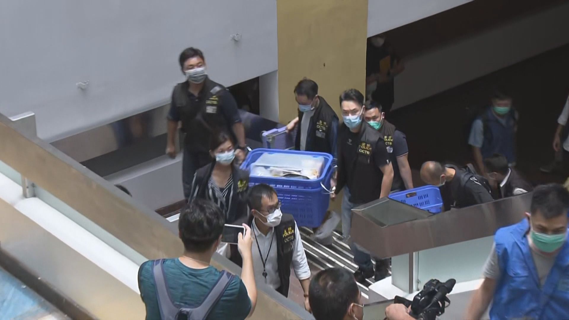 警員到理工大學學生會調查一宗暴動案