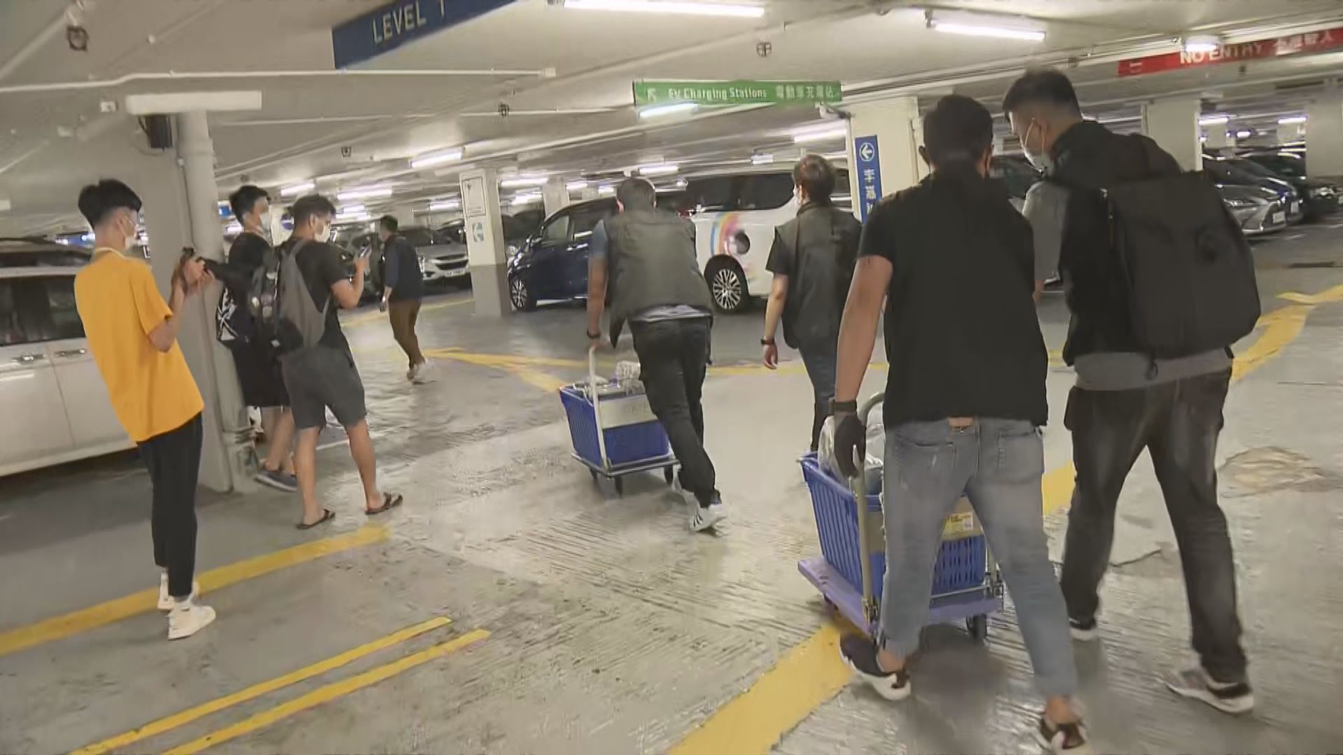 警員到理工大學學生會調查暴動案　檢走電腦及屏幕