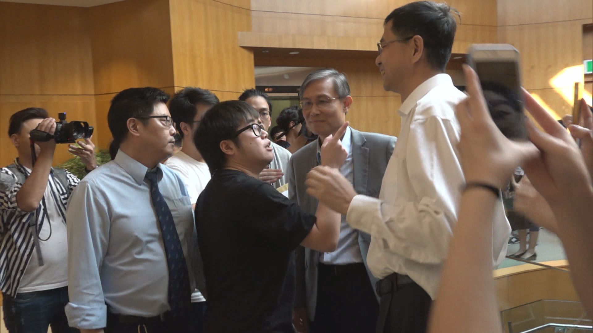 理大學生會就民主牆事件到校長室抗議