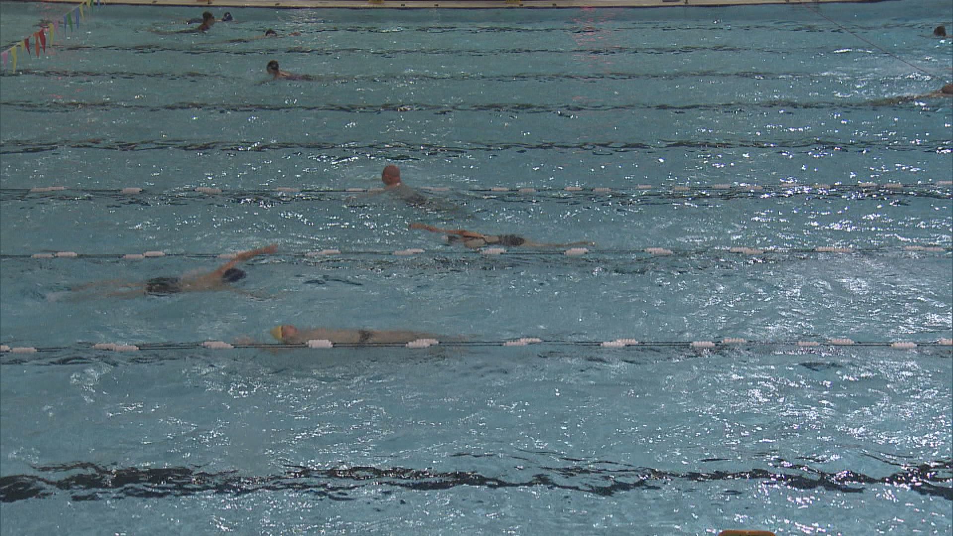 康文署部分公眾泳池重開　泳客急不及待去游水