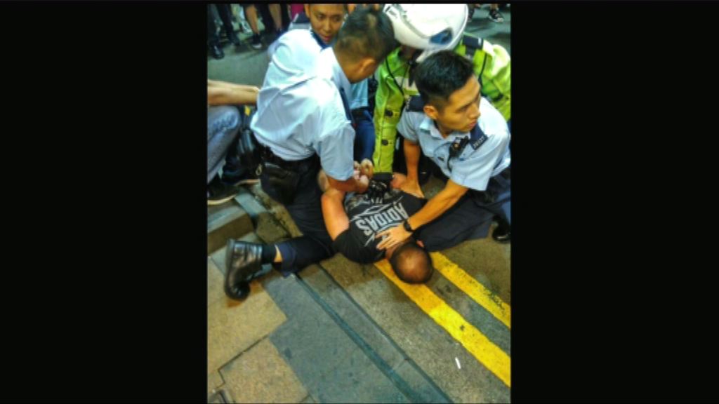 中環街頭警員擎槍制服持刀漢