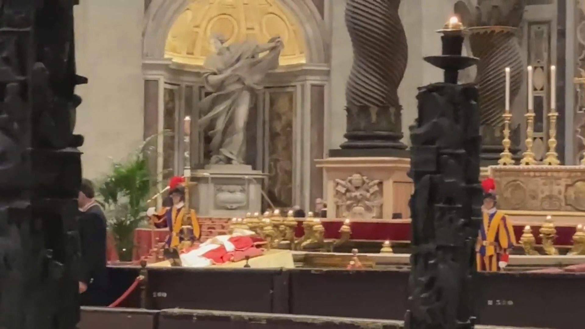 本篤十六世遺體供信眾瞻仰
