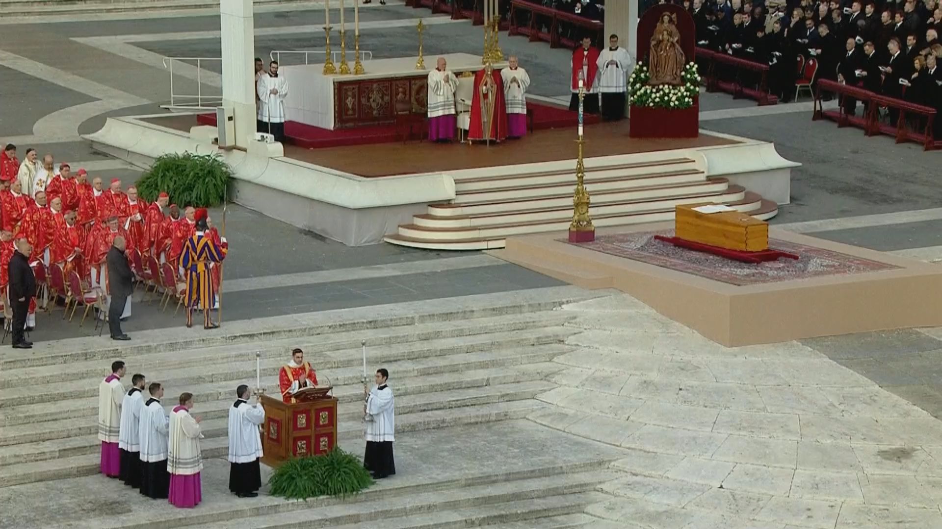 教宗方濟各主持榮休教宗本篤十六世葬禮