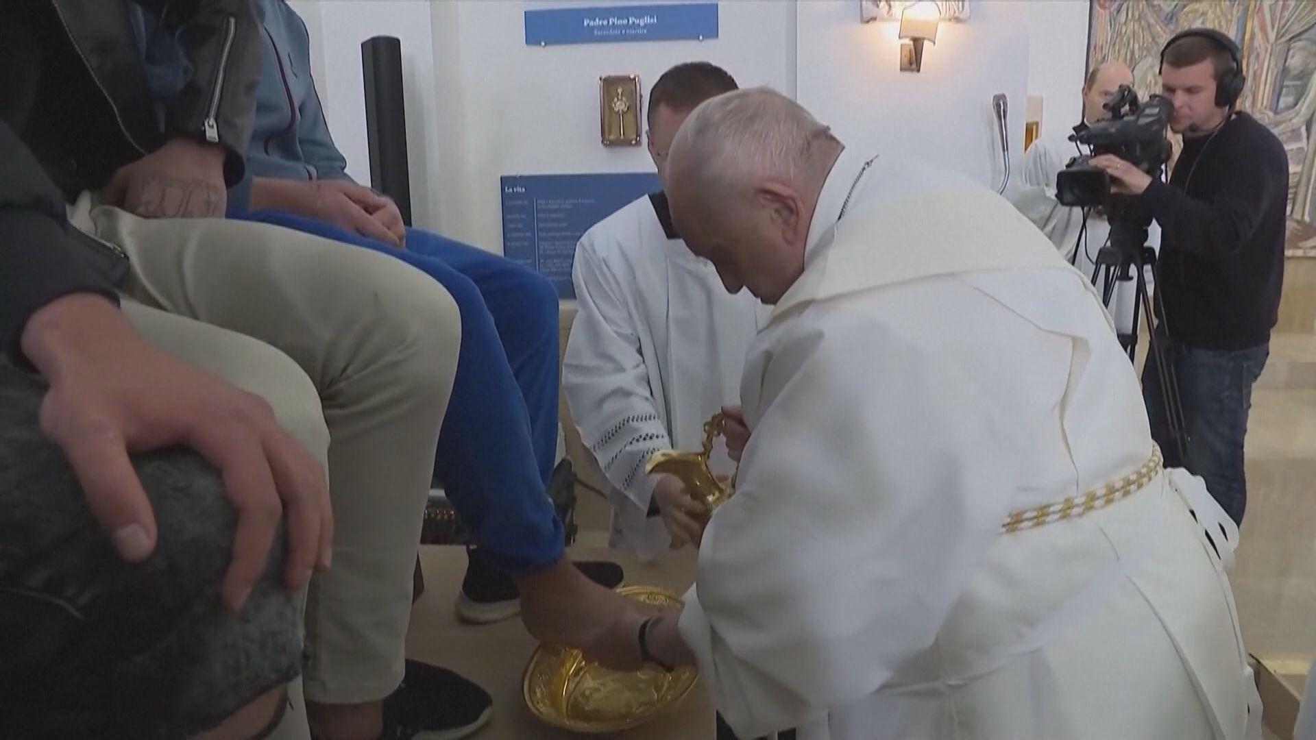 教宗方濟各到監獄為少年犯濯足