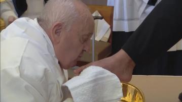 教宗方濟各到監獄為女囚犯濯足