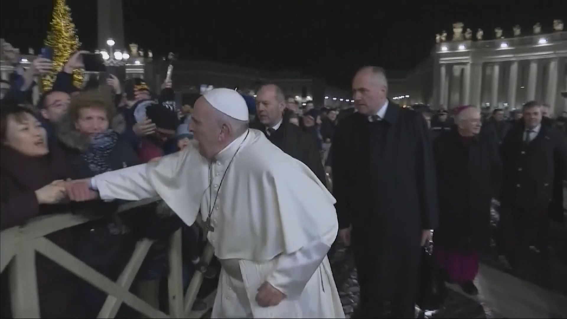 教宗為拍打信眾手背致歉