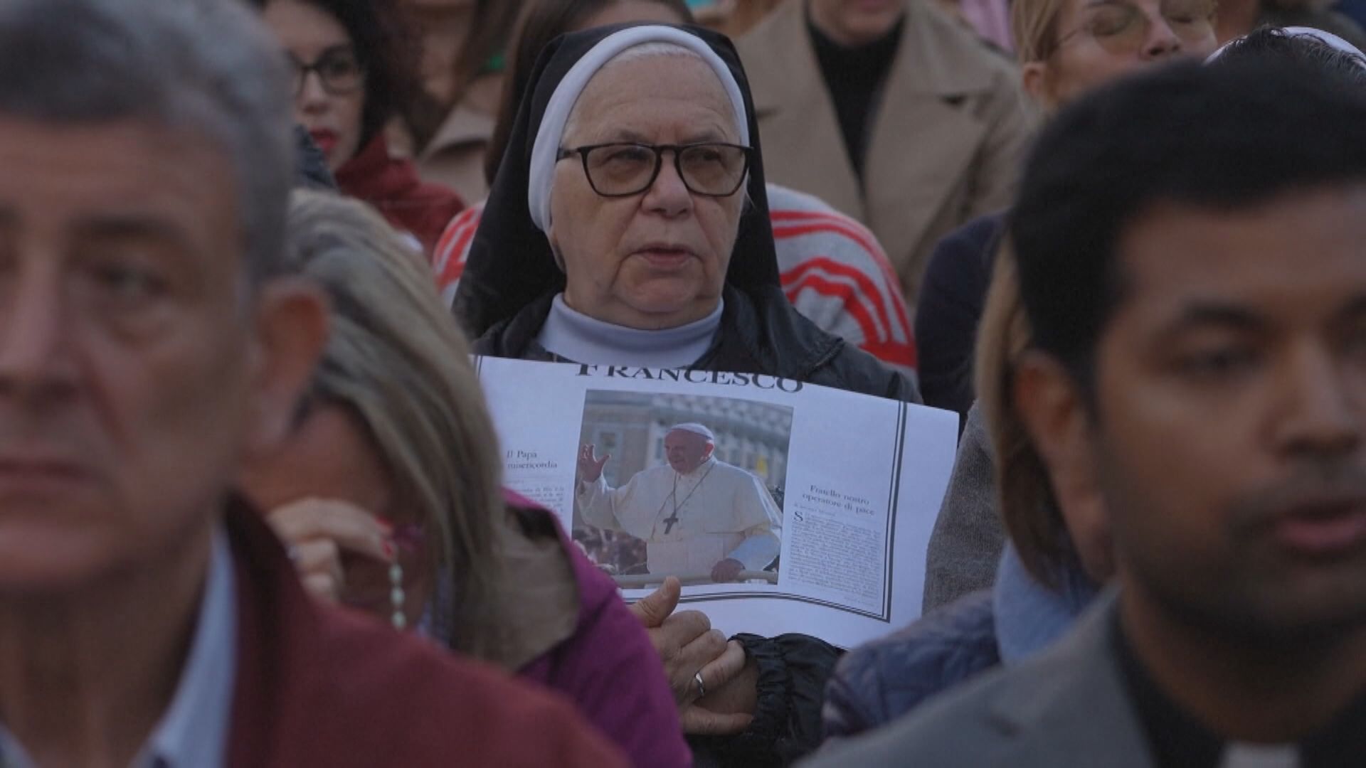 教宗逝世｜聖伯多祿廣場舉行玫瑰經祈禱活動悼念方濟各