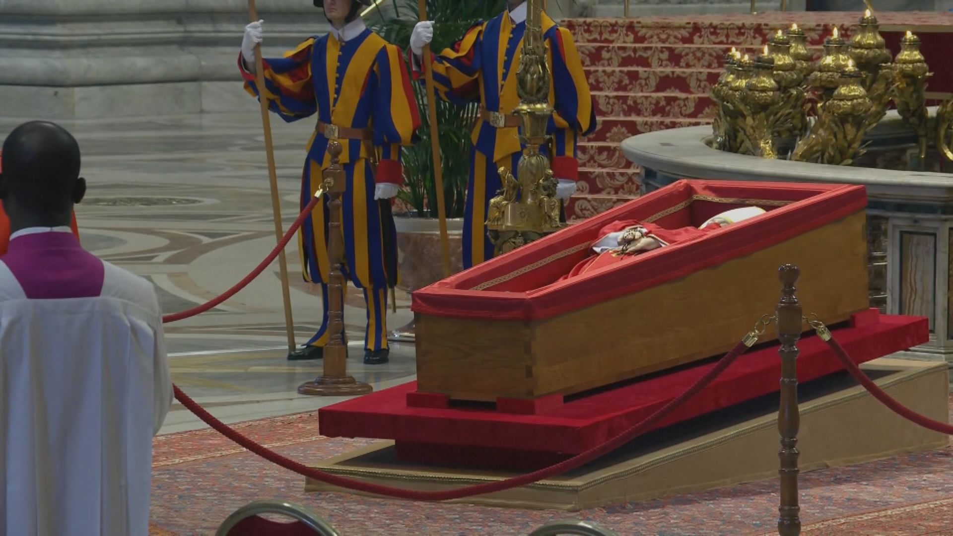 教宗逝世｜方濟各靈柩移送聖伯多祿大殿　讓公眾瞻仰三天