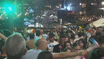 笑住被打｜葡萄牙波爾圖舉行聖約翰節街頭慶典　按傳統用塑膠錘打人