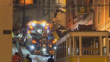 葡萄牙登山纜車出軌釀16死21傷　當局派人移走纜車殘骸