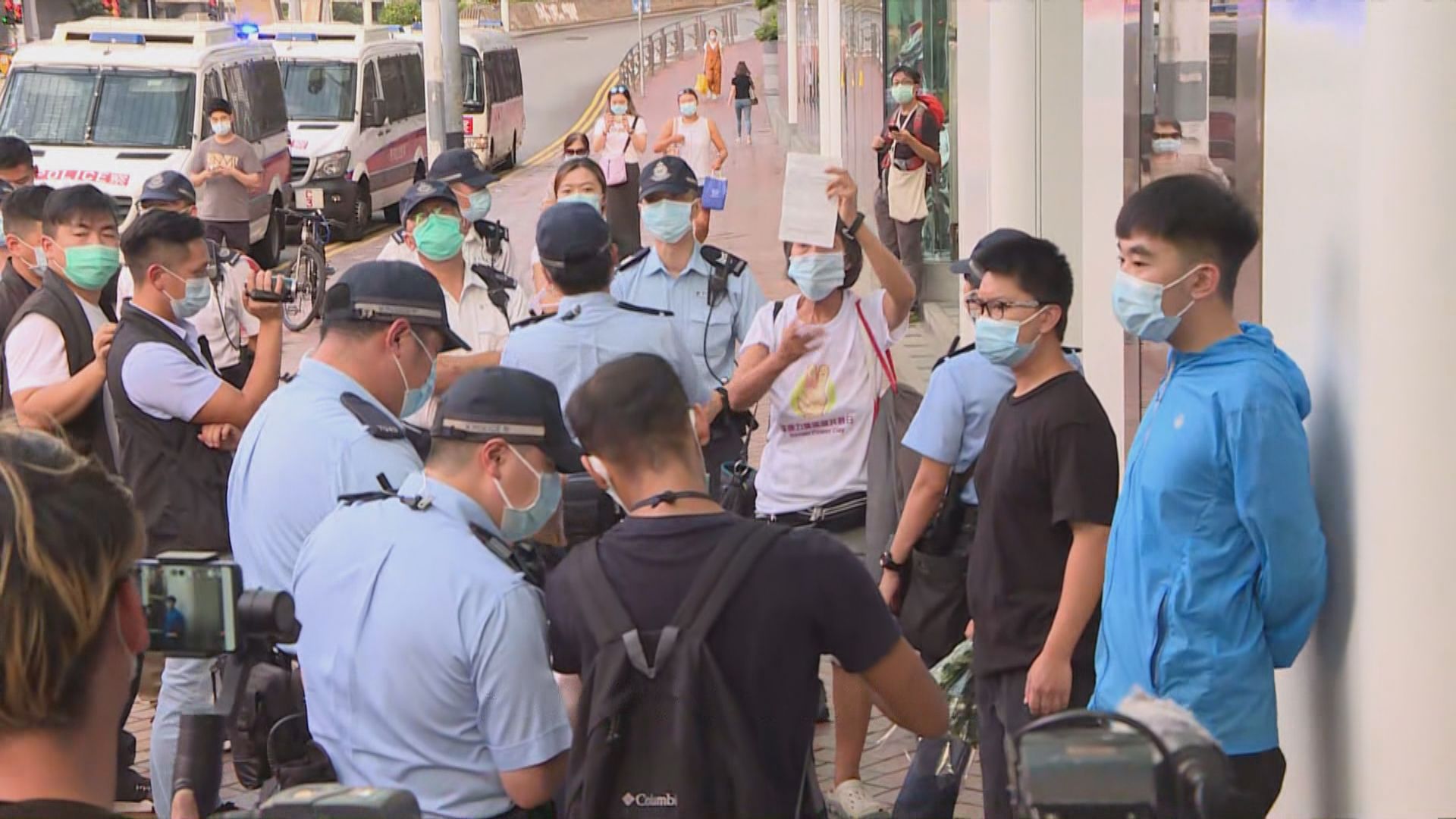 市民到太古廣場悼念　警方兩度發限聚令告票