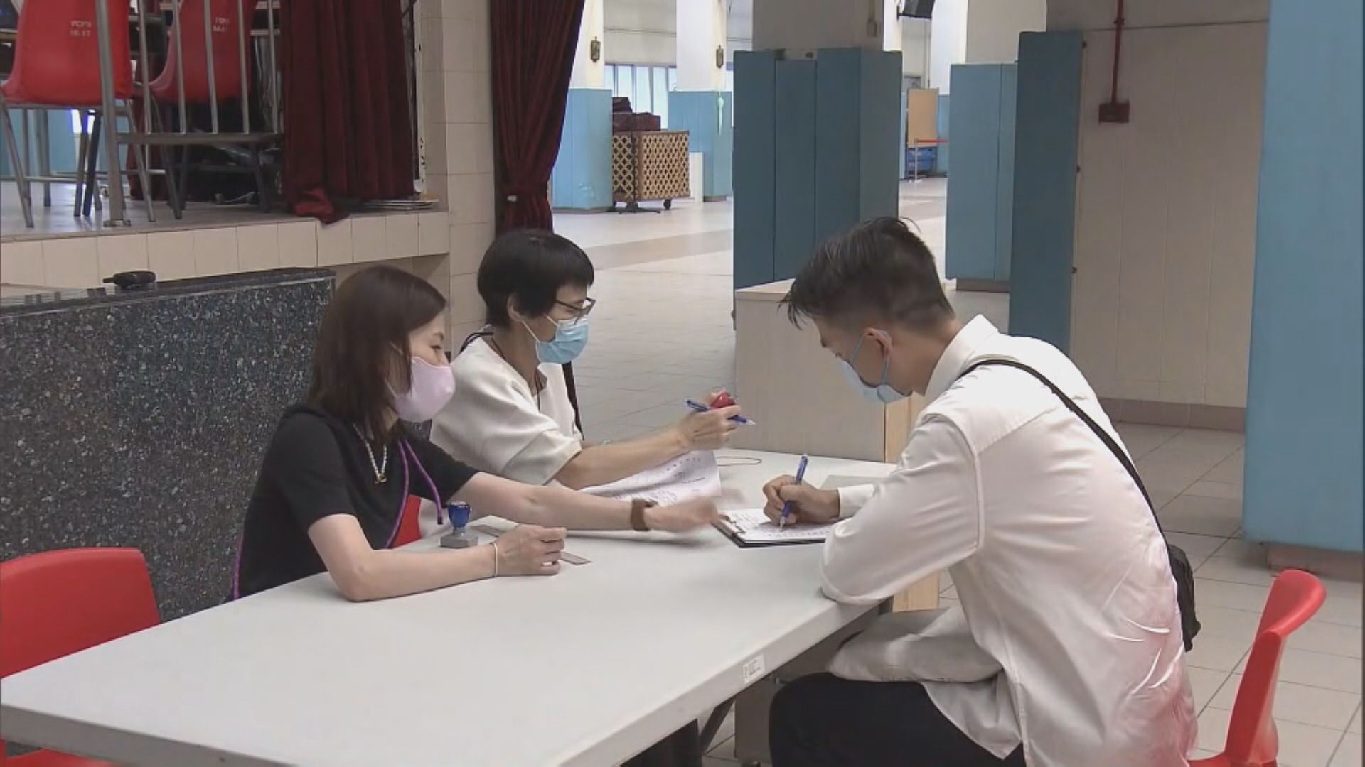 小學統一派位結果公布 有家長到心儀小學叩門