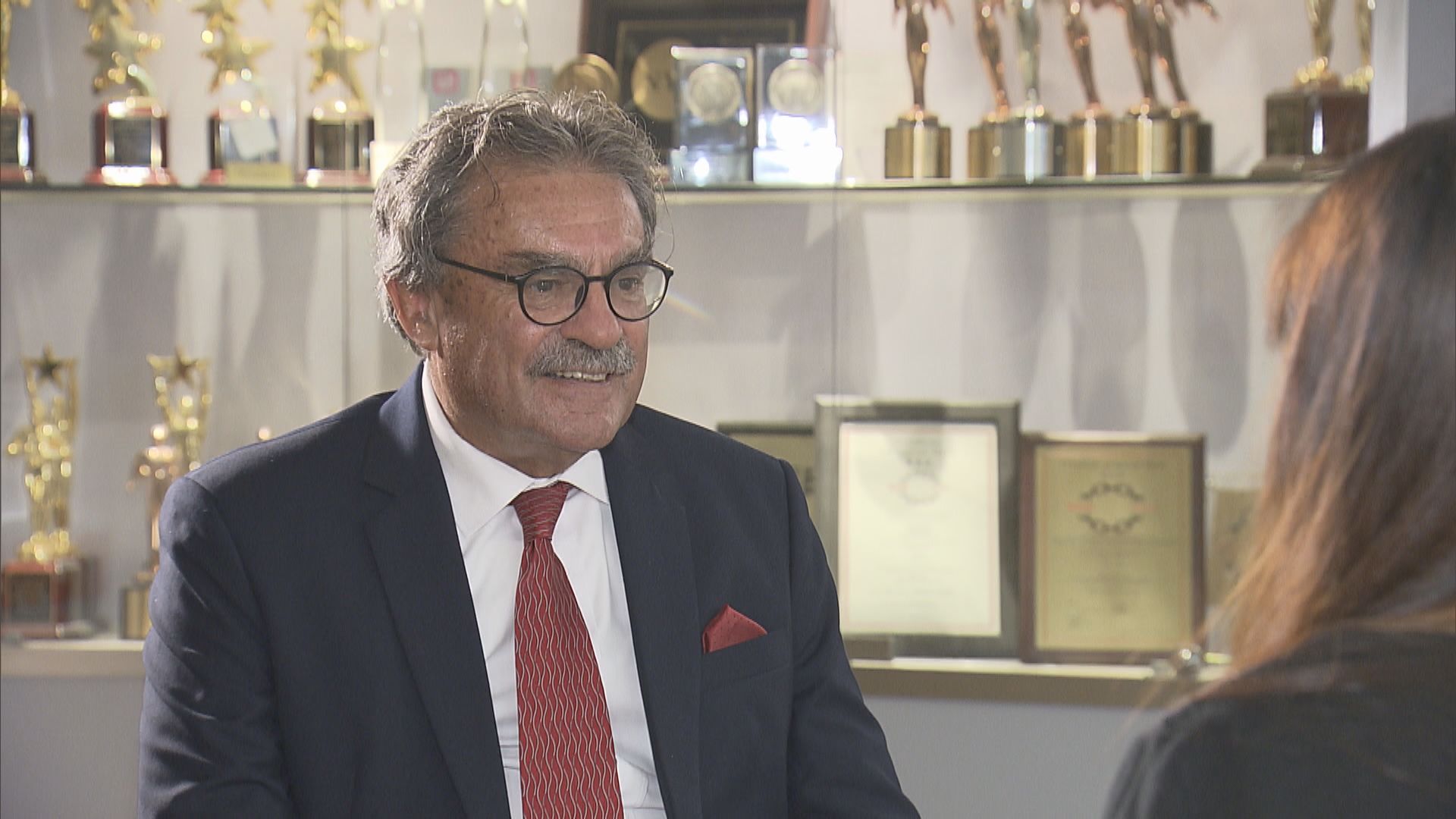 卓百德指樓市已掉頭向下　料樓價跌兩成