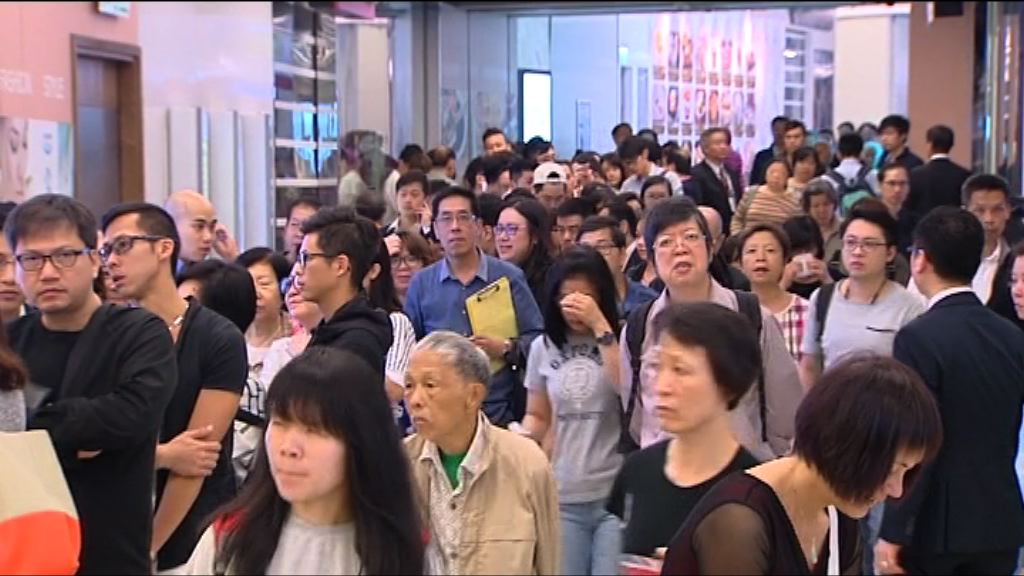 新印花稅生效　銷售處現人龍