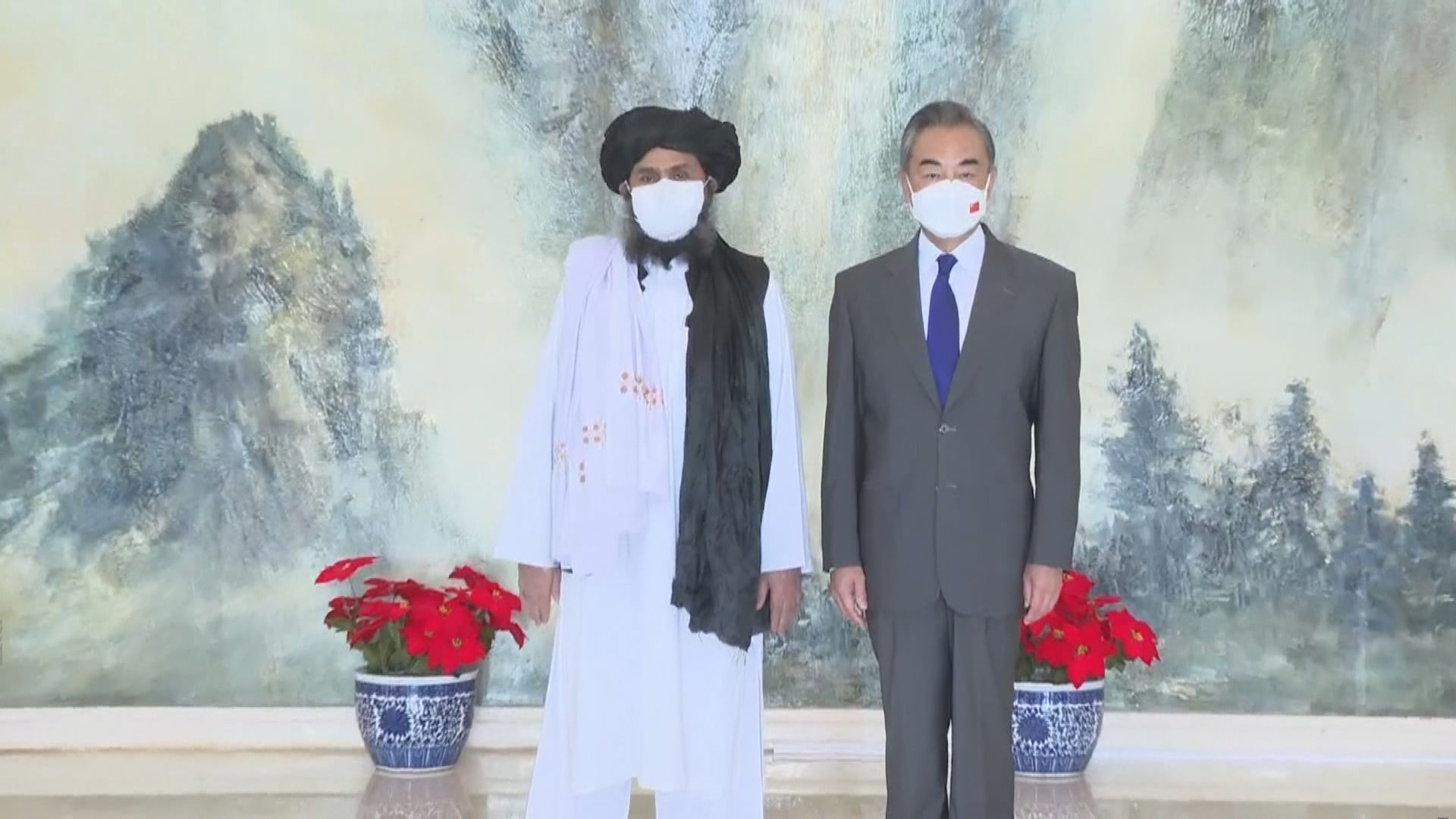 王毅到訪卡塔爾晤阿富汗塔利班臨時政府官員