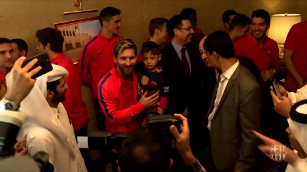 美斯和膠袋球衣小球迷見面