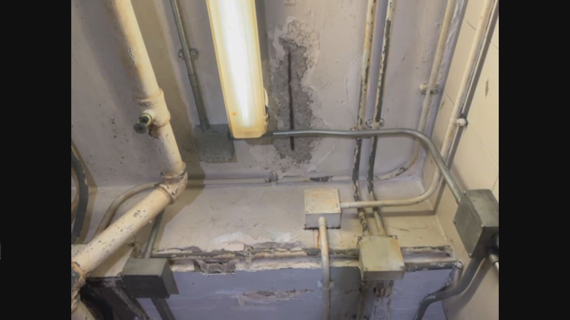 伊利沙伯醫院員工更衣室天花有潛在風險