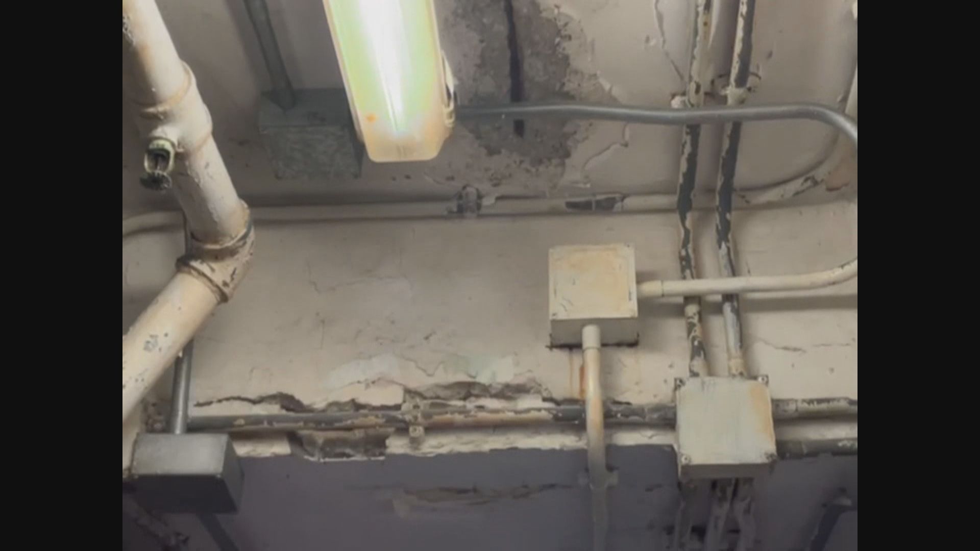 伊院員工更衣室天花有風險　測量師認為「石屎」明顯老化