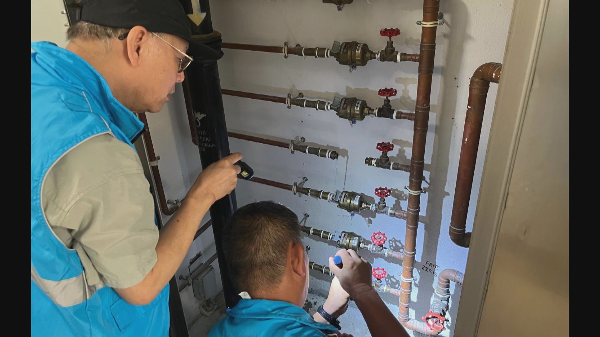 皇后山食水事件｜水務署為皇后山邨及山麗苑居民免費清洗水錶