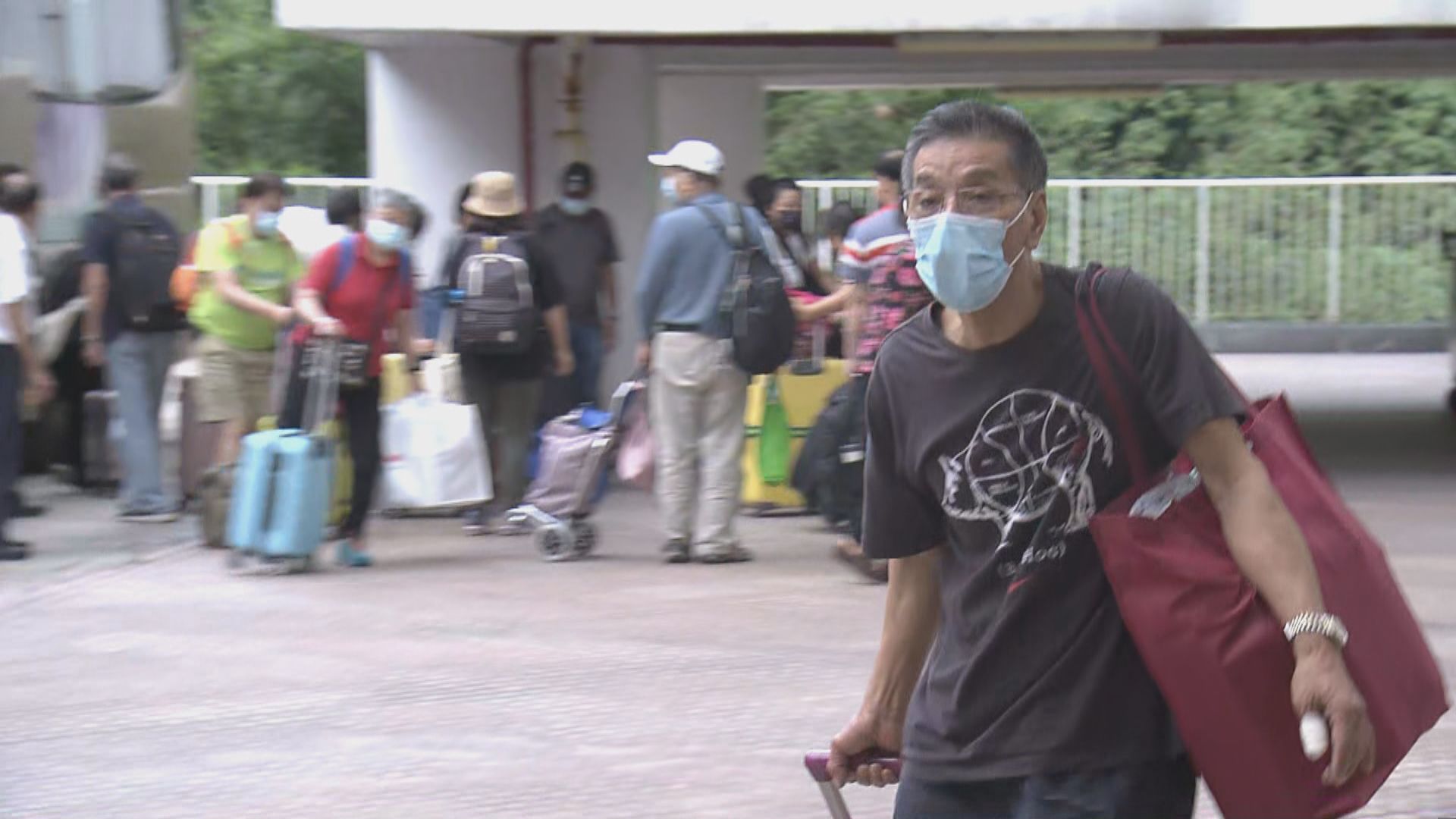 有曾於荃威花園工作人士被送往檢疫中心　對安排感不滿