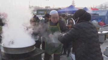 大批救援人員抵達大河家鎮救災 有蘭州餐廳老闆自發到場派餐