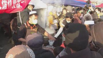 大批救援人員抵達大河家鎮救災 有蘭州餐廳老闆自發到場派餐