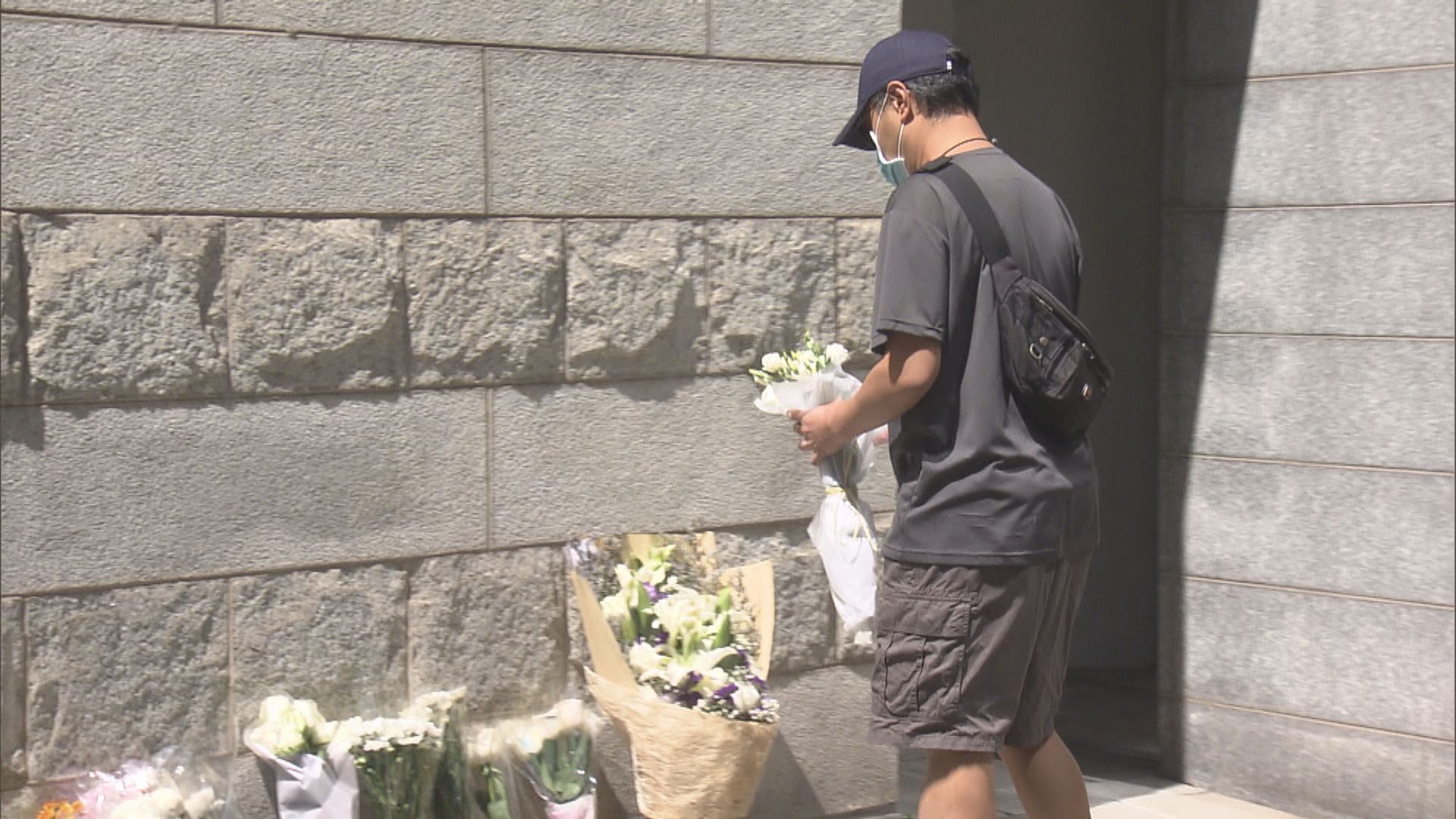 英國駐港總領事館下半旗致哀　市民到場獻花悼念