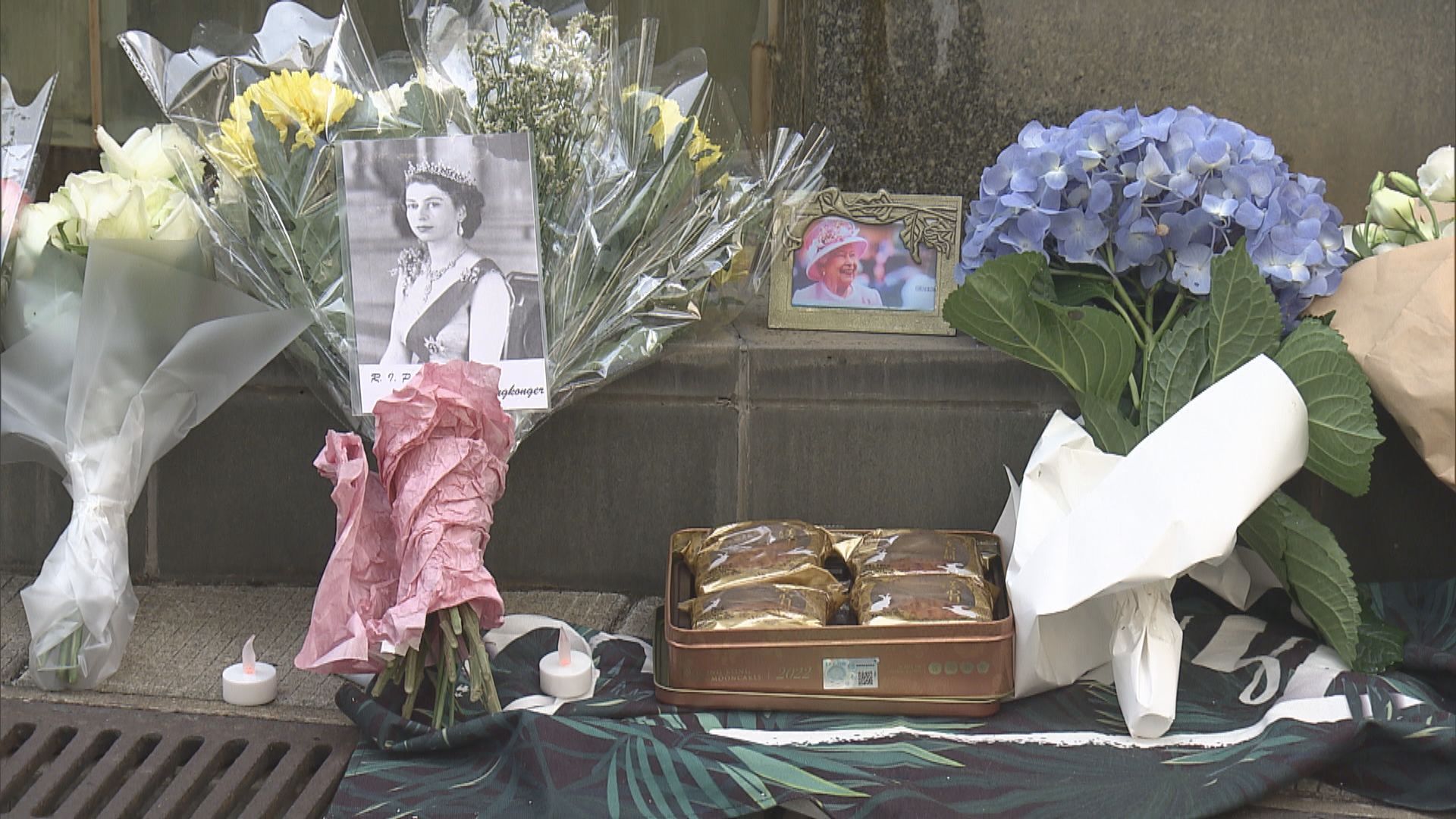 英國駐港總領事館下半旗致哀　市民到場獻花悼念