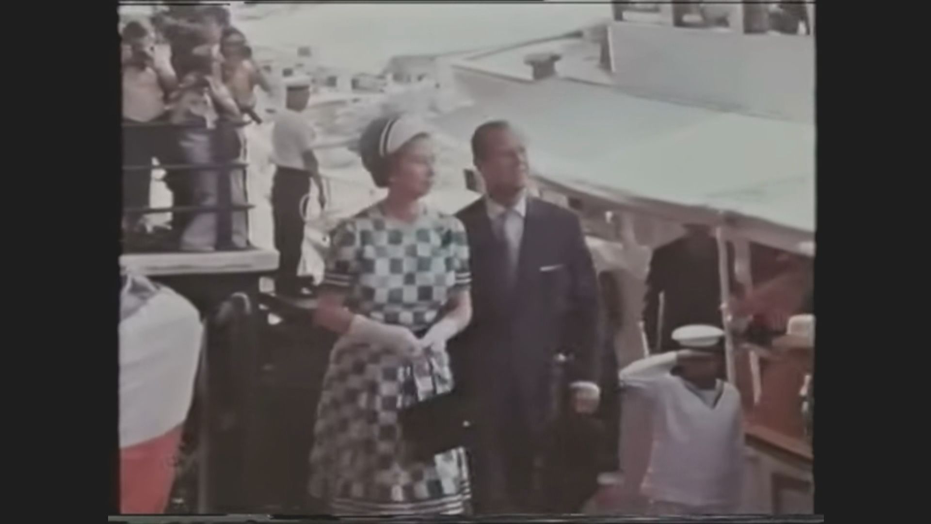 英女王兩度訪港掀起哄動　古物收藏家：一個時代的終結