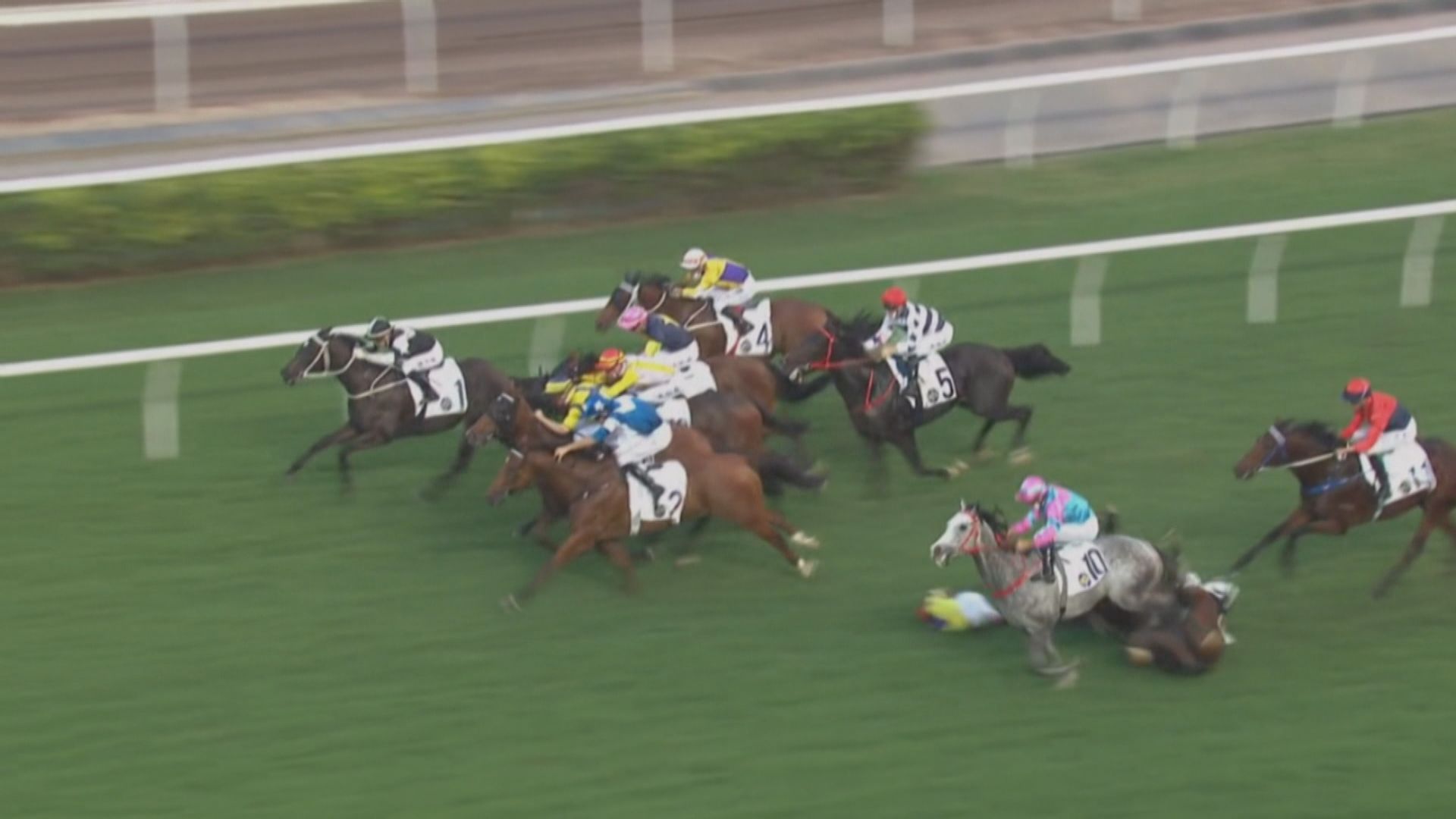 沙田馬場第九場賽事兩騎師先後墮馬