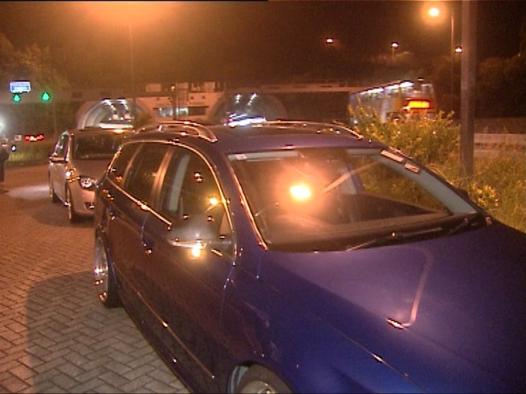 青衣打擊非法賽車截三私家車