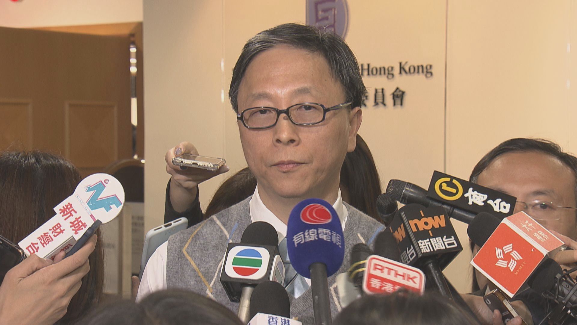 何栢良：可為內地入境人士作鼻咽拭子測試確保無感染