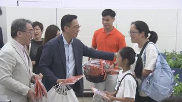 首班滬港高鐵動臥列車抵西九龍站 楊潤雄到場迎接