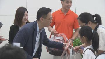 首班滬港高鐵動臥列車抵西九龍站 楊潤雄到場迎接